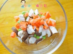 香菇、胡萝卜切丁青豆剥出来备用