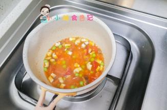 加水煮一煮，胡萝卜跟青豆会比较难煮时间要长一点