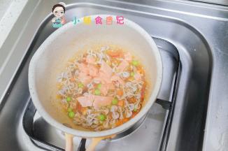 面条五分熟了加入鱼一起煮，如果水太少这里可以适当加一点水煮