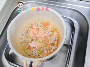 面条五分熟了加入鱼一起煮，如果水太少这里可以适当加一点水煮