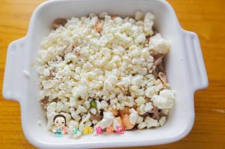 把面条放入耐烤的碗里，表面撒上马苏里拉芝士