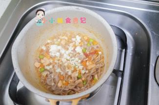 快熟了放入一些马苏里拉芝士，这样面条里会有奶香味