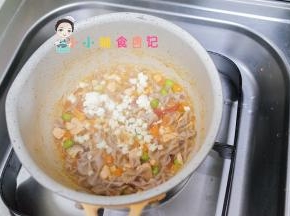 快熟了放入一些马苏里拉芝士，这样面条里会有奶香味