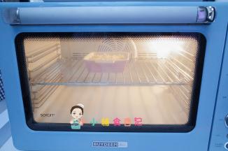 烤箱预热200度烤8分钟表面上色就可以啦