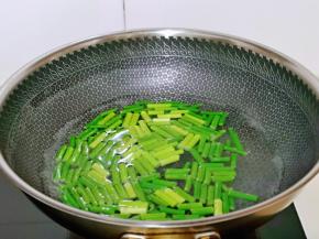 蒜薹焯水，锅中水烧开后，下蒜薹，大火再次烧开捞出，过冷水。