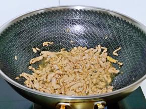 起油锅，加入腌制好的肉丝煸炒至变色，加入生抽，按个人口味加入盐。