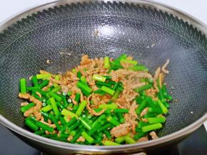 再加入蒜薹，一汤勺纯净水，大火快炒撒2分钟关火出锅。