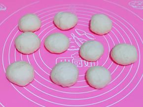 取出发酵好的面团排气，分成等份的好面团，盖上保鲜膜备用。