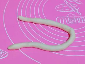 取一个面团，搓成细长条。