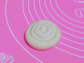 再从一头卷到尾，收口捏紧就可以啦。