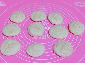 依次卷好，每个饼胚上撒上白芝麻，用掌心按压。