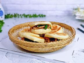 把饼从中间片开，夹上炒好的蒜薹肉丝就可以啦～