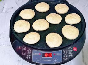 电饼铛刷上少许食用油，摆放上饼胚。