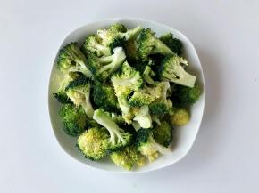 将西兰花洗净切成小朵;