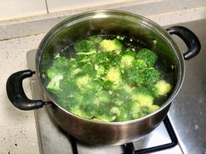 锅中加水烧沸，加适量食盐和食用油，将西兰花放入水中汆烫至颜色变深后捞出;