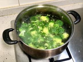 锅中加水烧沸，加适量食盐和食用油，将西兰花放入水中汆烫至颜色变深后捞出;
