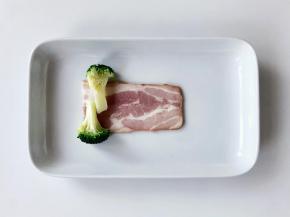 将培根一切为二，培根上放入两颗西兰花;