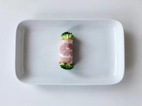 把培根卷起西兰花;