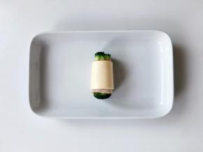 把半片芝士片卷在培根上;