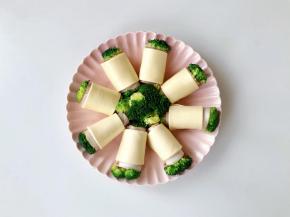 将西兰花培根卷放入烤盘中，摆成花的造型;