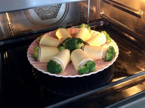 烤箱预热180度，把西兰花培根卷放入烤箱焗烤10分钟即可。