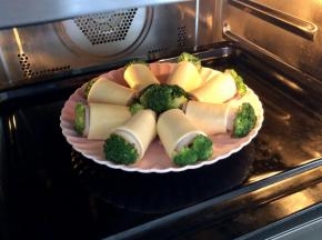 烤箱预热180度，把西兰花培根卷放入烤箱焗烤10分钟即可。