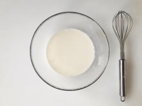 先用80g牛奶和玉米淀粉搅拌均匀，放着备用。