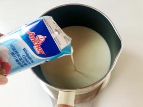 把剩余的120g牛奶和炼乳、安佳淡油、白砂糖一起倒进奶锅里拌匀。