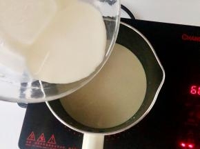 接着把拌了玉米淀粉的奶倒进奶锅里，小火慢熬，持续搅拌，防止糊底。