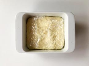 静置一会儿，包上保鲜膜，放进冰箱冷藏4小时左右。