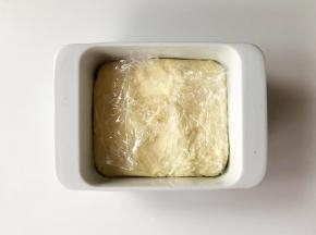 静置一会儿，包上保鲜膜，放进冰箱冷藏4小时左右。