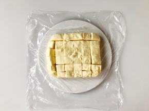 冷藏好后从冰箱取出，脱模，切块。