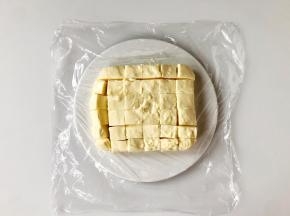 冷藏好后从冰箱取出，脱模，切块。