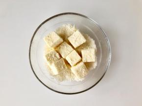 容器里倒进椰蓉，把牛奶小方放进去滚一滚，裹上椰蓉就可以啦！