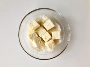 容器里倒进椰蓉，把牛奶小方放进去滚一滚，裹上椰蓉就可以啦！