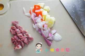 将牛肉切块，洋葱切块，胡萝卜滚刀块、土豆切块