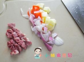 将牛肉切块，洋葱切块，胡萝卜滚刀块、土豆切块