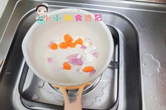 锅里加一点油加入胡萝卜跟洋葱翻炒，洋葱炒了之后是甜的而且香味浓郁一定不能少