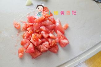 番茄开水烫一下去皮切成块