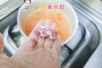 锅里放入牛肉块一起煮