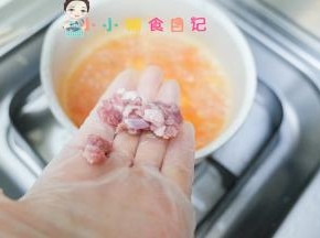 锅里放入牛肉块一起煮
