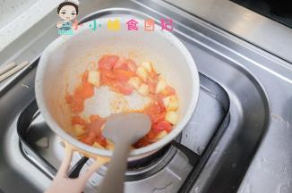 加入锅里一起翻炒然后加水煮