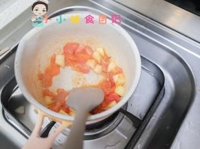 加入锅里一起翻炒然后加水煮