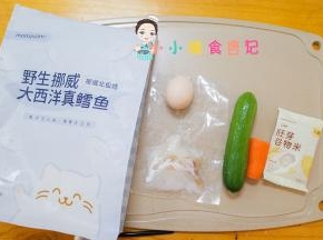 把材料都准备好，鳕鱼提前拿出来一包冷藏一夜解冻，米饭要煮的比平时的略软一点，米跟水比例=1:1.3-1:1.4