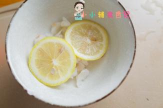 鳕鱼洗净切碎后用柠檬腌渍去腥