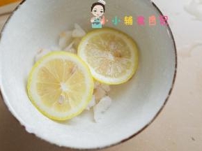 鳕鱼洗净切碎后用柠檬腌渍去腥