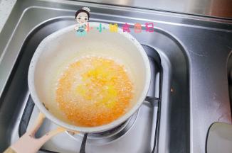 锅里加水把胡萝卜煮熟捞出备用