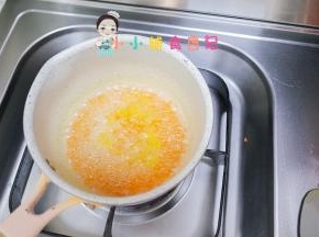 锅里加水把胡萝卜煮熟捞出备用