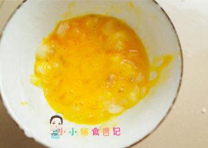 碗里打一个鸡蛋加入真鳕鱼碎搅拌