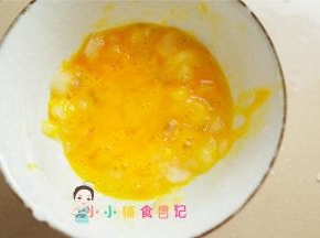 碗里打一个鸡蛋加入真鳕鱼碎搅拌